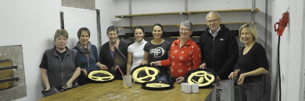 Auch im Backhaus herrschte gute Laune beim Brezelbacken